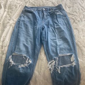 These mom jeans are from American eagle and I’ve only worn them twice.